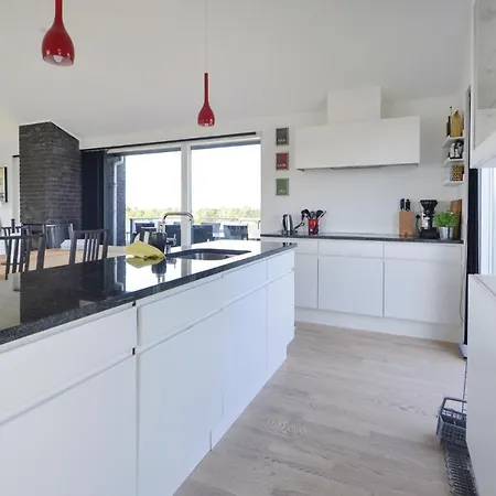 Three-bedroom Holiday In בית נופש