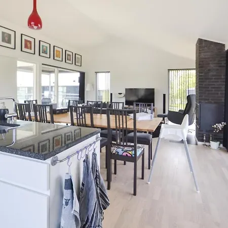 Three-bedroom Holiday In Nimtofte